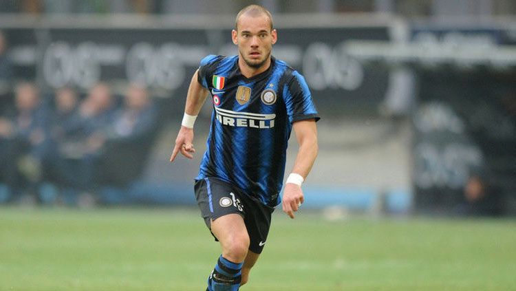 Eks Inter Milan, Wesley Sneijder, mengklaim jika dirinya bisa lebih hebat ketimbang Cristiano Ronaldo dan Lionel Messi jika saja tidak memilih minum anggur. Copyright: © Inter.it