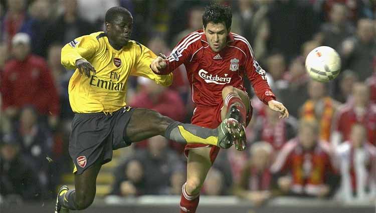 Pemain Liverpool, Luis Garcia saat duel dengan pemain Arsenal, Emmanuel Eboue pada Piala FA 2007. Copyright: © Alex Livesey/Getty Images