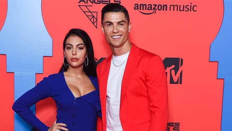 Kisah cinta pesepak bola Al Nassr, Cristiano Ronaldo, dengan Georgina Rodriguez, bak Film Televisi (FTV), di mana romansa bersemi dari sekaleng minuman. Copyright: © Stephane Cardinal/Getty Images