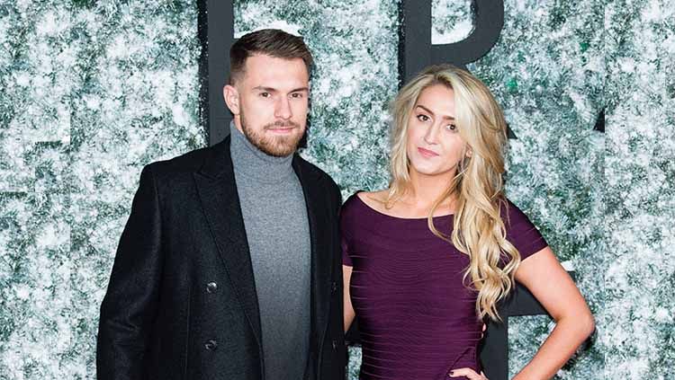 Aaron Ramsey dan sang istri Collen Rowlands, saat menghadiri suatu acara di London, Inggris. Copyright: © Jeff Spicer/Getty Images