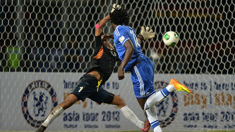 Mantan kiper Indonesia All Star Kurnia Meiga Hermansyah (belakang) terpaksa hiatus dari kariernya karena masalah penglihatan. Copyright: © Darren Walsh/Chelsea FC via Getty Images