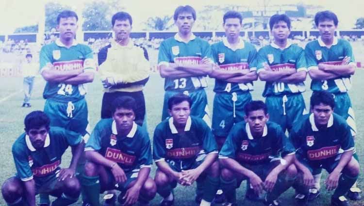 Sugianto muda (jongkok tengah) saat berseragam PSMS Medan pada Liga Indonesia edisi pertama 1994/95 silam. Copyright: © Dok. Sugianto