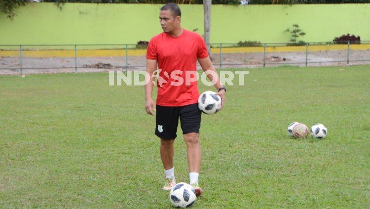 Mantan pemain dan pelatih kiper PSMS Medan, Sahari Gultom. Copyright: © Aldi Aulia Anwar/INDOSPORT