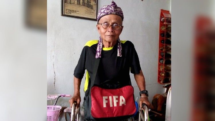 kosasih kartadiredja, Wasit Indonesia Pertama yang Berlisensi FIFA. Copyright: © Historia.id