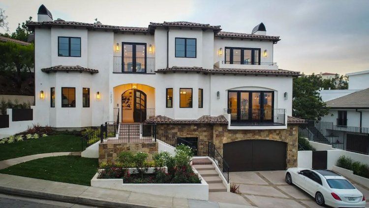 Rumah mewah Serena Williams bernuasa putih. Copyright: &copy; Trulia