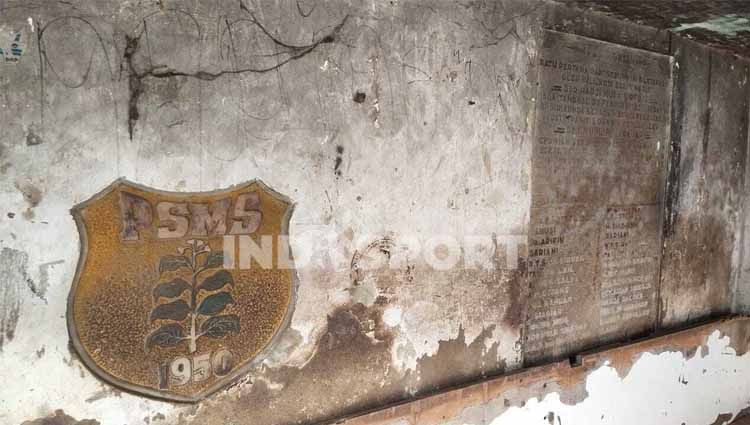 Logo PSMS dengan 8 helai daun di prasasti yang terdapat di gedung lama PSMS Medan yang dibangun 1955. Copyright: © Aldi Aulia Anwar/INDOSPORT