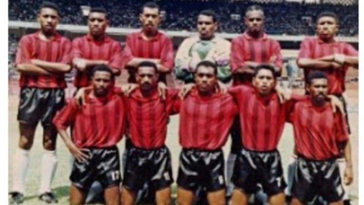 Skuat Persipura 1993 saat dibina Manajer Spencer Infandi. Copyright: © Dok Nando Fairyo