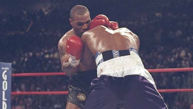 Pertandingan antara Mike Tyson vs Evander Holyfield yang diadakan di ring tinju MGM Grand Arena, Caesar Oalace, Las Vegas, itu berakhir dengan kericuhan. Copyright: © GETTY IMAGES
