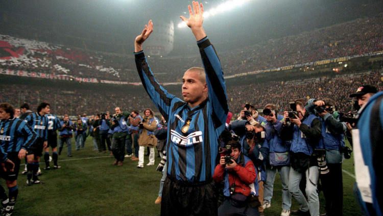 Ronaldo Nazario saat masih memperkuat Inter Milan. Copyright: © Claudio Villa/Getty Images