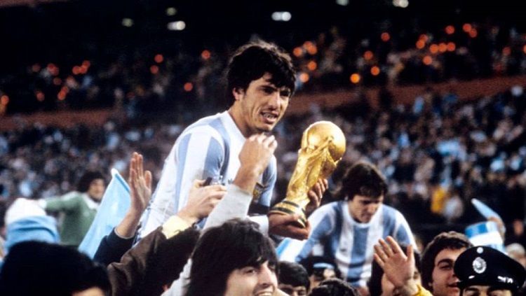Daniel Alberto Passarella, merupakan pemain sekaligus pelatih legendaris yang pernah dimiliki Argentina. Copyright: © Pinterest
