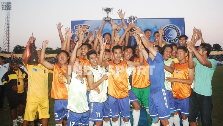 Para pemain PSIS Semarang merayakan gelar juara Piala Polda Jateng 2015. Copyright: &copy; Ronald Seger Prabowo/INDOSPORT
