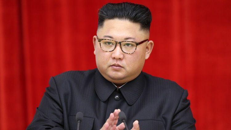Pemimpin tertinggi Korea Utara, Kim Jong-un dikabarkan meninggal dunia. Dia dikenal dekat dengan legenda basket NBA, Dennis Rodman, meski terjadi kontroversi. Copyright: © Pool/GettyImages