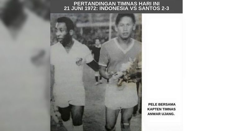 Anwar Ujang (kanan) bersama legenda Brasil dan Santos, Pele (kiri). Copyright: © Dok. Aguz Al Fatih
