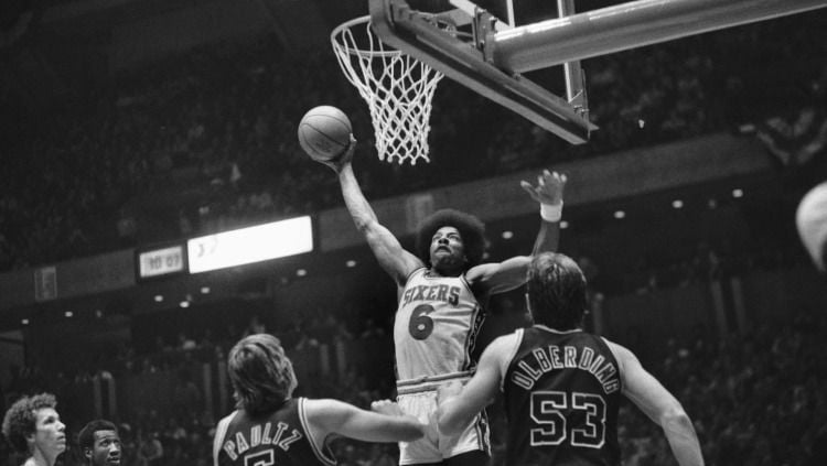 Julius Erving, legenda basket NBA milik Brooklyn Nets dan Philadelphia 76ers. Copyright: © Bettman/GettyImages