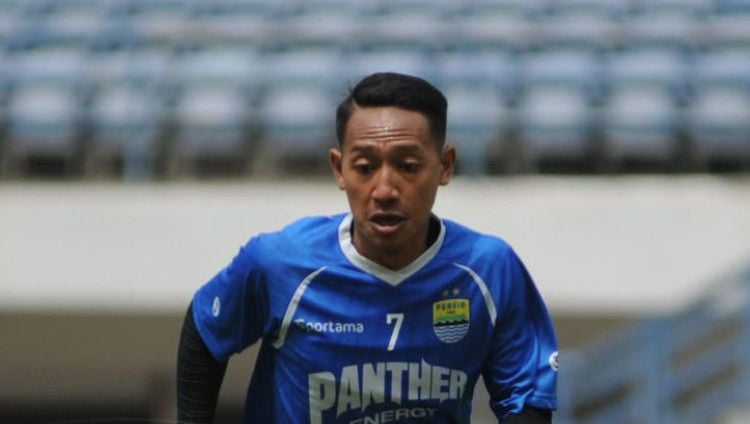 Gelandang klub Liga 1 Persib Bandung, Beckham Putra Nugraha, menyambut baik bergabungnya pemain muda yang berposisi sebagai bek, Bayu Mohamad Fiqri. Copyright: © Amandeep Rohimah/persib.co.id