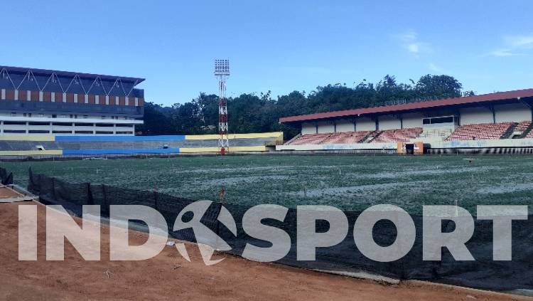 Di balik kisah indah Persipura Jayapura yang berhasil melangkah ke babak semifinal Liga Indonesia II 1995/1996 sempat menghadirkan sebuah catatan sejarah kelam di babak penyisihan klasemen Wilayah Timur di Stadion Mandala. Copyright: © Sudjarwo/INDOSPORT