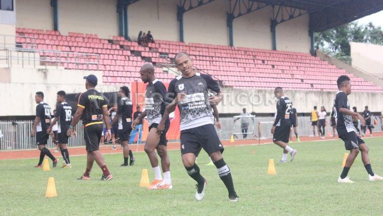 Skuat Persipura Jayapura belum memiliki agenda untuk melakukan uji coba lapangan di Stadion Gajayana jelang bergulirnya kembali Liga 1 2020. Copyright: © Sujarwo/INDOSPORT