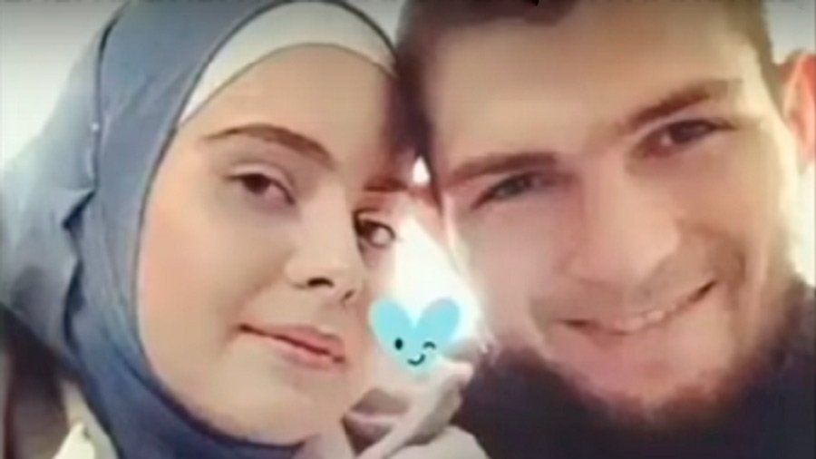Sebagai petarung UFC muslim, Khabib Nurmagomedov juga menjalani kisah cintanya dengan sang istri, Patimat dalam nuasa Islam yang kental. Copyright: &copy; twitter.com/Chad_kutezha