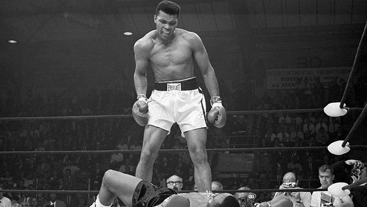 Tunney Hunsaker, lawan Cassius Clay alias Muhammad Ali di duel profesional pertamanya, kewalahan ketika meladani perlawanan tokoh tinju legendaris tersebut. Copyright: © Getty images