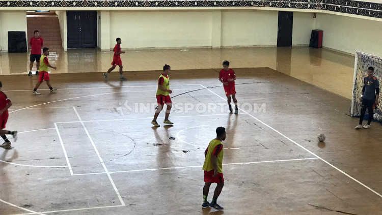 Tim futsal PON Papua ingin tetap berlatih meskipun perhelatan PON XX di Papua telah resmi ditunda. Copyright: © Sudjarwo/INDOSPORT