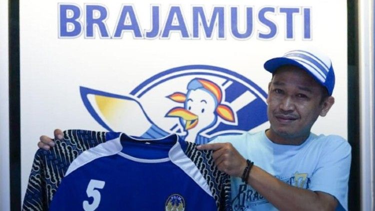Presiden Brajamusti Muslih_Burhanudin menunjukkan bekas jersey kapten PSIM Sumardjon Copyright: © Dok Brajamusti