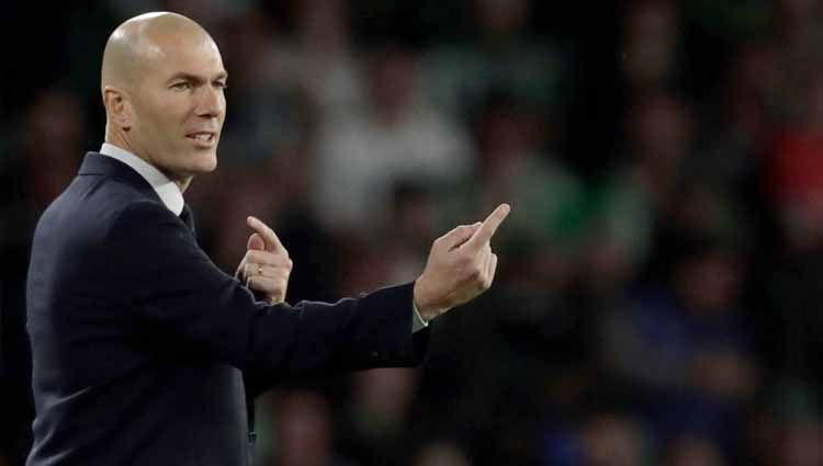 Pelatih Real Madrid, Zinedine Zidane, memberi tugas berat pada anak asuhannya jelang pertandingan LaLiga Spanyol 2020-2021 melawan Deportivo Alaves. Copyright: © Eric Verhoeven/Soccrates/Getty Images