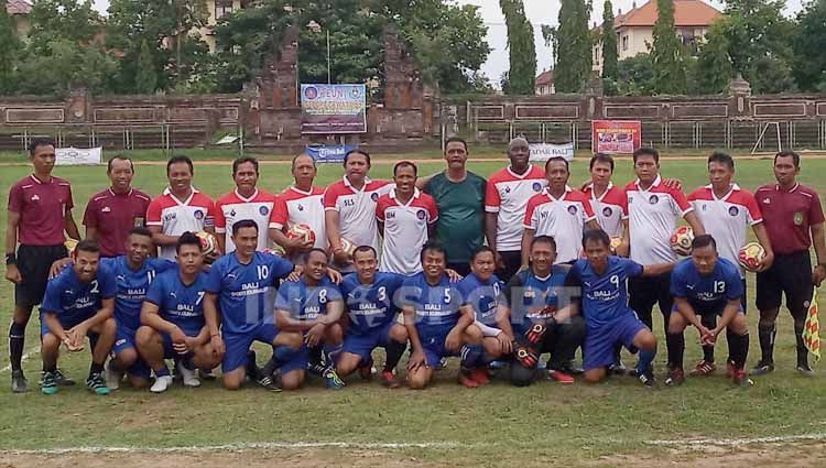 Mbog Nyetam Jeremy (berdiri ke enam dari kanan) bersama tim Gelora Dewata saat laga reuni melawan PWI Bali di Stadion Ngurah Rai, Denpasar, 8 Februari 2020 lalu. Copyright: © Nofik Lukman Hakim/INDOSPORT