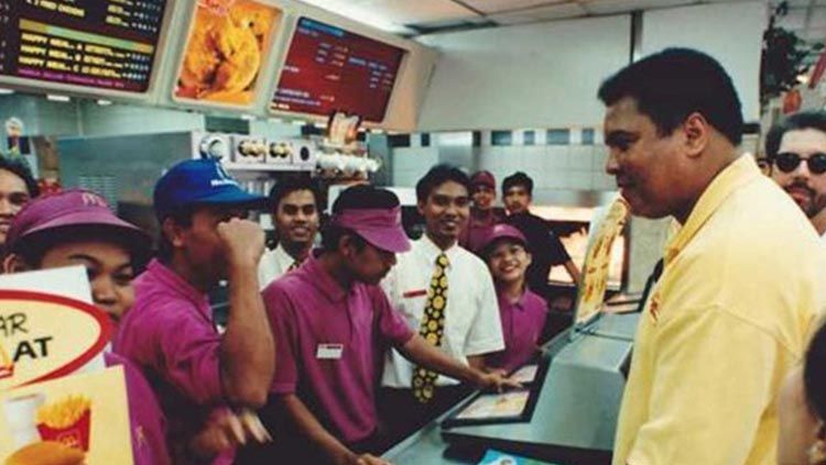 Petinju Muhammad Ali saat datang ke McDonald's Sarinah dan traktir 100 warga Jakarta. Copyright: © Global Village Champions