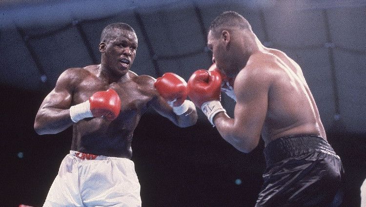 Buster Douglas vs Mike Tyson dalam pertandingan tinju. Copyright: © Takeo Tanuma/Sports Illustrated via Getty Images