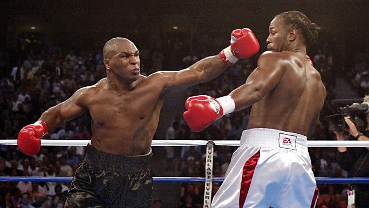 Mike Tyson vs Lennox Lewis dalam pertandingan tinju. Copyright: © Jeff Haynes/AFP via Getty Images