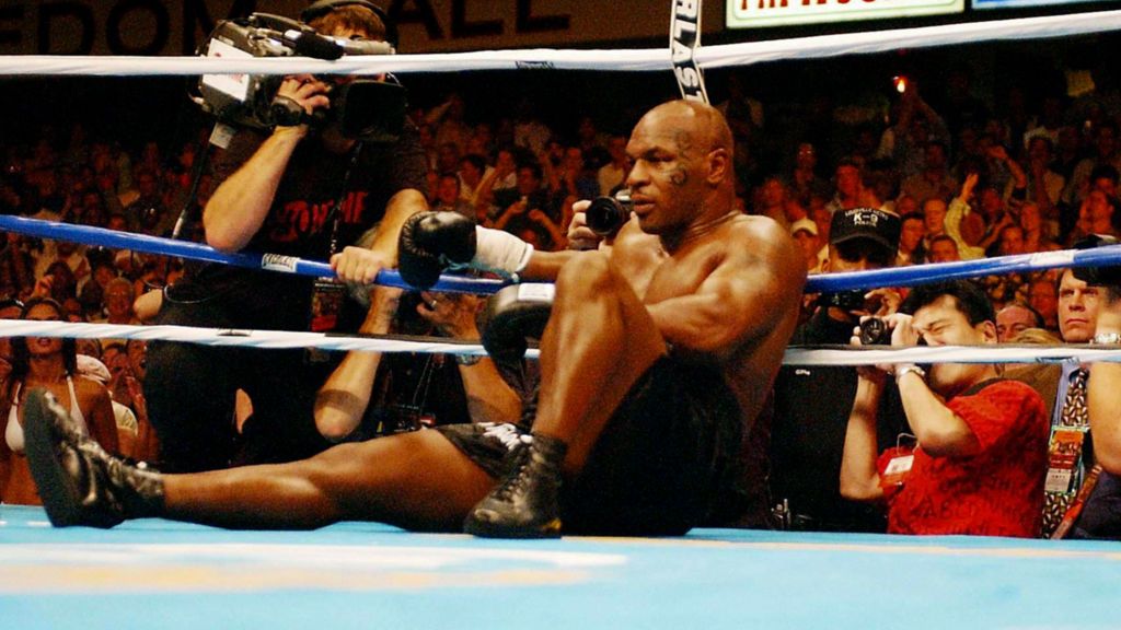 Mike Tyson tersungkur di pertarungan melawan Danny Williams Copyright: © Sean Dempsey - PA Images/PA Images via Getty Images