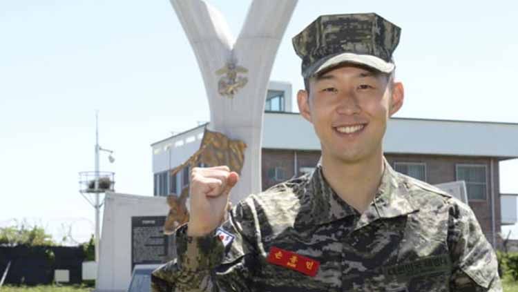 Pemain Tottenham Hotspur, Son Heung-Min telah lulus menjalani wajib militer di Korea Selatan dan keluar dengan lulusan terbaik diantara semua peserta. Copyright: © m.chosun.com
