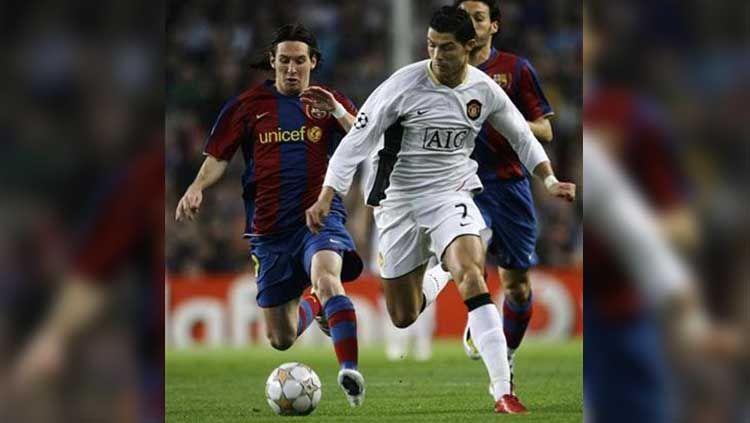 Duel Lionel Messi vs Cristiano Ronaldo saat keduanya masih berseragam Barcelona dan Manchester United.  Copyright: © reuters.com