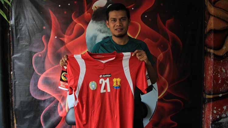 Eks Persema Malang, Pitono melalui Dokjreng FC ikut melelang jersey pribadinya yang mengiringi jalan Arema menuju tanga juara ISL 2009/10. Copyright: © Dokumentasi Dokjreng FC