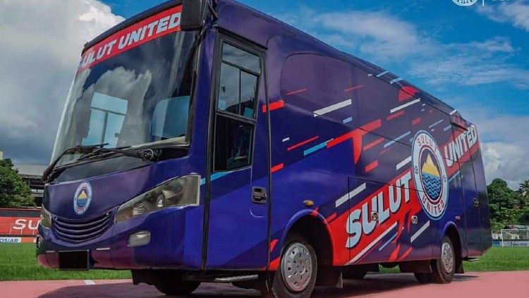Klub Liga 2 2020, Sulut United, belum lama ini meluncurkan bus barunya meskipun kompetisi terhenti. Rupanya, kendaraan operasional tersebut memiliki filosofi yang penuh dengan makna. Copyright: © Official Sulut United