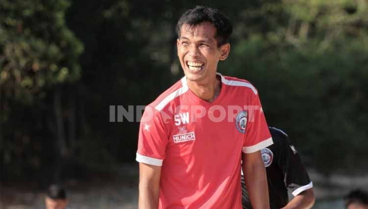 Siswantoro saat menjadi asisten pelatih Arema FC. Copyright: © Ian Setiawan/INDOSPORT