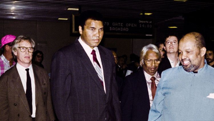 Siapa sangka Muhammad Ali memiliki cucu yang wajahnya sangat mirip dengan legenda dunia tinju tersebut. Copyright: © Rabih Moghrabi/AFP via Getty Images