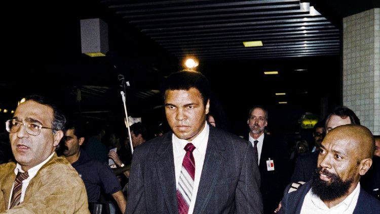 Sebelum dikenal sebagai Muhammad Ali, legenda tinju Amerika Serikat ini punya nama lahir Cassius Clay. Apa alasannya mengubah nama? Copyright: © Rabih Moghrabi/AFP via Getty Images