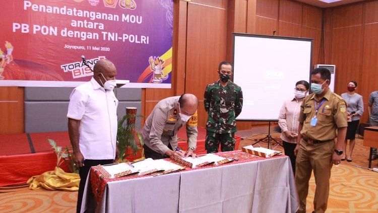 Penandatanganan MoU antara PB PON, TNI, dan Polri Copyright: © Sudjarwo/INDOSPORT