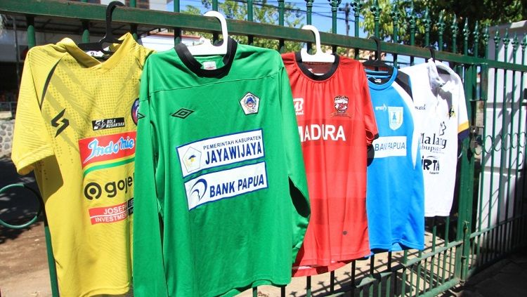 Lima Jersey pada sesi kedua lelang Dokjreng FC. Copyright: © Dok. Dokjreng FC