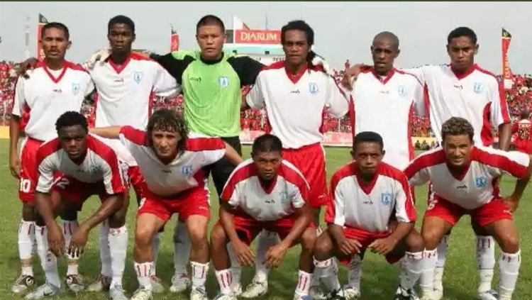 Persipura Jayapura saat mulai mengukuhkan diri sebagai jawara di kompetisi tertinggi sepak bola nasional untuk pertama kalinya usai menjuarai Liga Indonesia 2005. Copyright: © Twitter