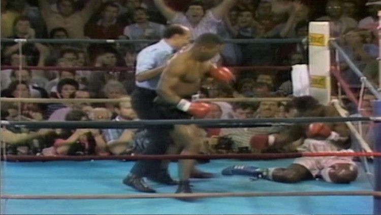 Pertandingan tinju kelas berat Mike Tyson vs Marvis Frazier, 26 Juli 1986. Copyright: © pinterest.nz/boxinghallfame