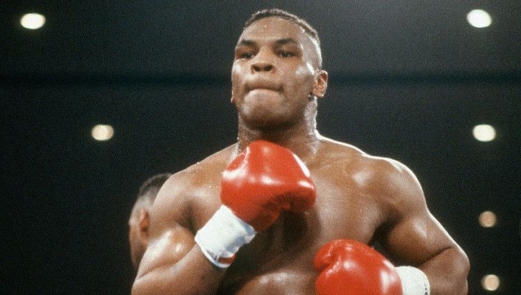 Mike Tyson mungkin adalah petinju yang bisa menjadi jelmaan nyata dari karakter film Rocky Balboa. Copyright: © Focus on Sport/Getty Images
