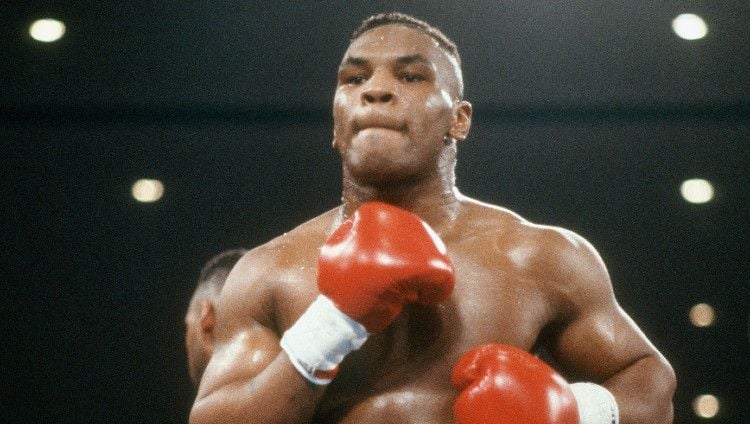 Mike Tyson secara terbuka membagikan cerita inspiratif tentang perjalanannya dalam menurunkan berat badan sebanyak 31 kilogram. Copyright: © Focus on Sport/Getty Images
