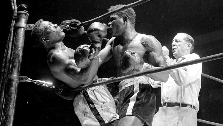Pertarungan antara Benny Paret vs Emile Griffith bakal dikenang sebagai salah satu pertarungan paling keras sepanjang masa. Copyright: © World Boxing News
