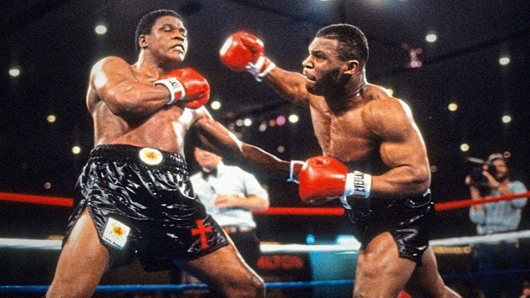 Trevor Berbick (kiri) menerima hantaman hook dari Mike Tyson muda di tahun 1986. Copyright: © Mike Tyson Fans Club