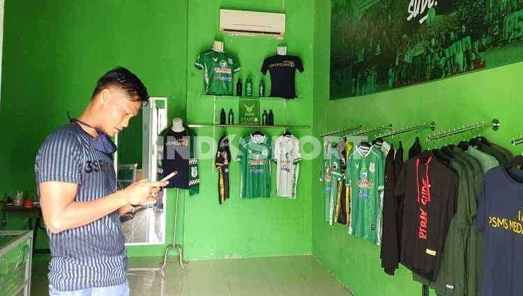 Mantan pemain klub Liga 2 PSMS Medan, Roni Fatahilla, tetiba menyambangi komplek Stadion Kebun Bunga, Medan, Rabu (10/05/20) lalu. Copyright: © Aldi Aulia Anwar/INDOSPORT