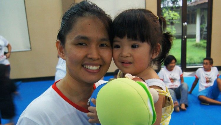 Mantan pebulutangkis Indonesia, Jo Novita, bersama sang putri yang tumbuh besar di Kanada. Copyright: © Badminton Indonesia