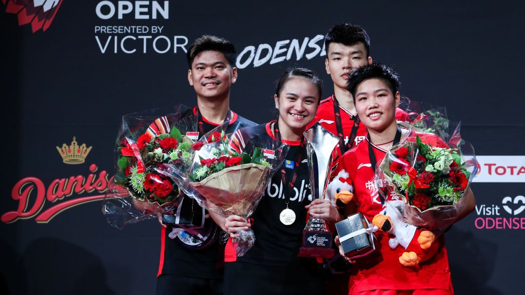 Praveen Jordan dan Melati Daeva saat satu podium dengan Wang Yilyu dan Huang Dongping Copyright: © Shi Tang/Getty Images