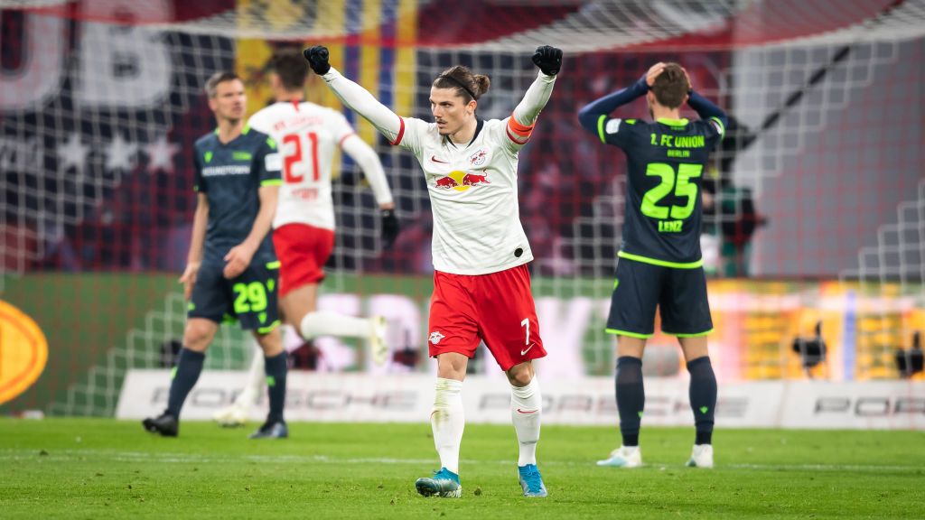 Dua raksasa Liga Inggris, Liverpool dan Manchester United, dikabarkan siap saling sikut demi mendapatkan tanda tangan bintang versatile RB Leipzig. Copyright: © City-Press GmbH via Getty Images